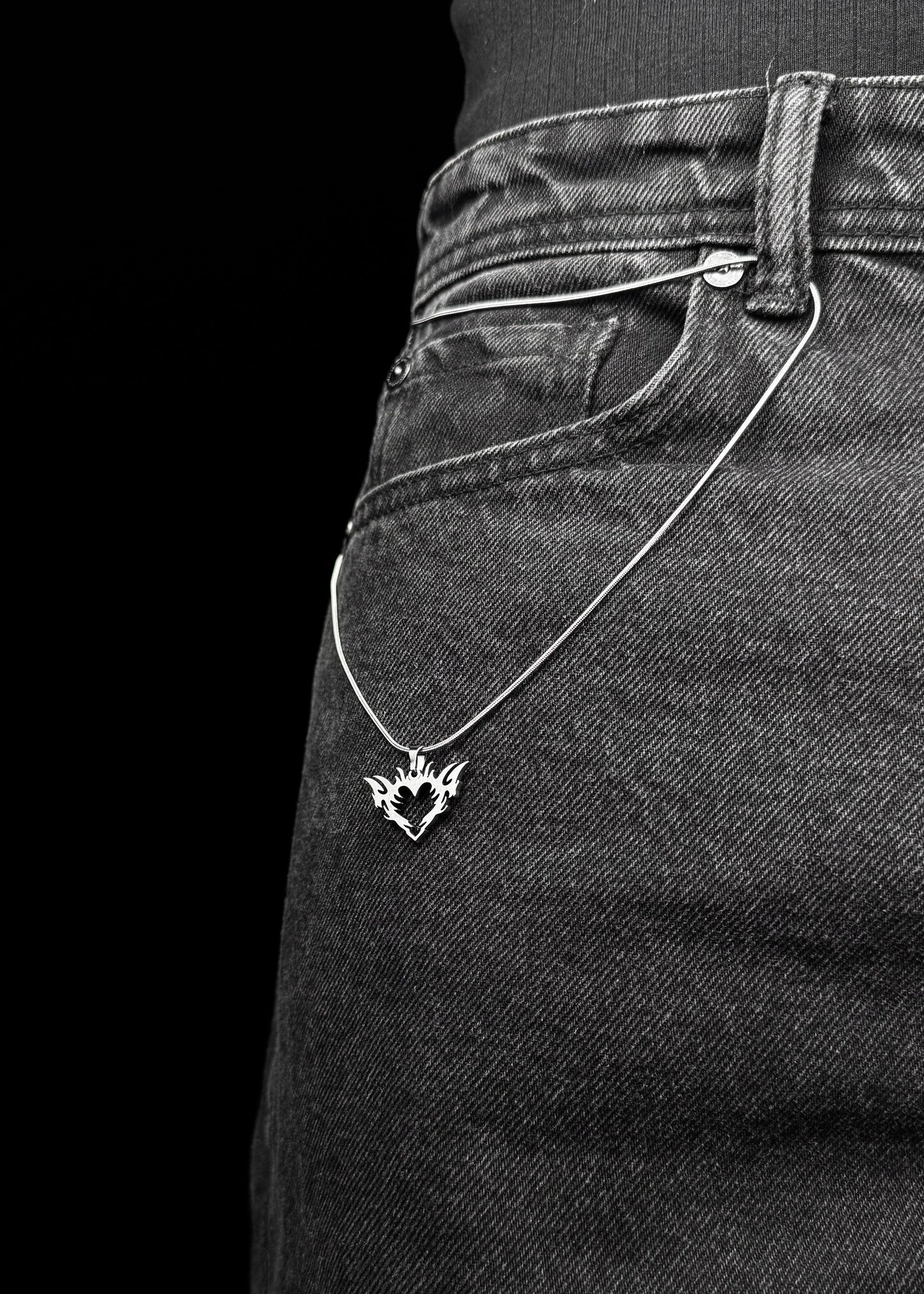 HEART GOTH / PENDANT WITH CHAIN