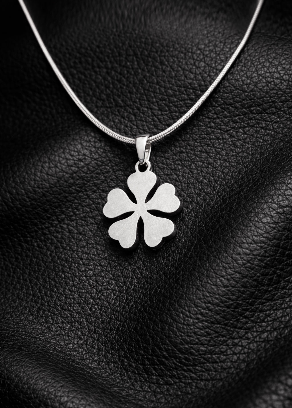 FIVE CLOVER / PENDANT WITH CHAIN